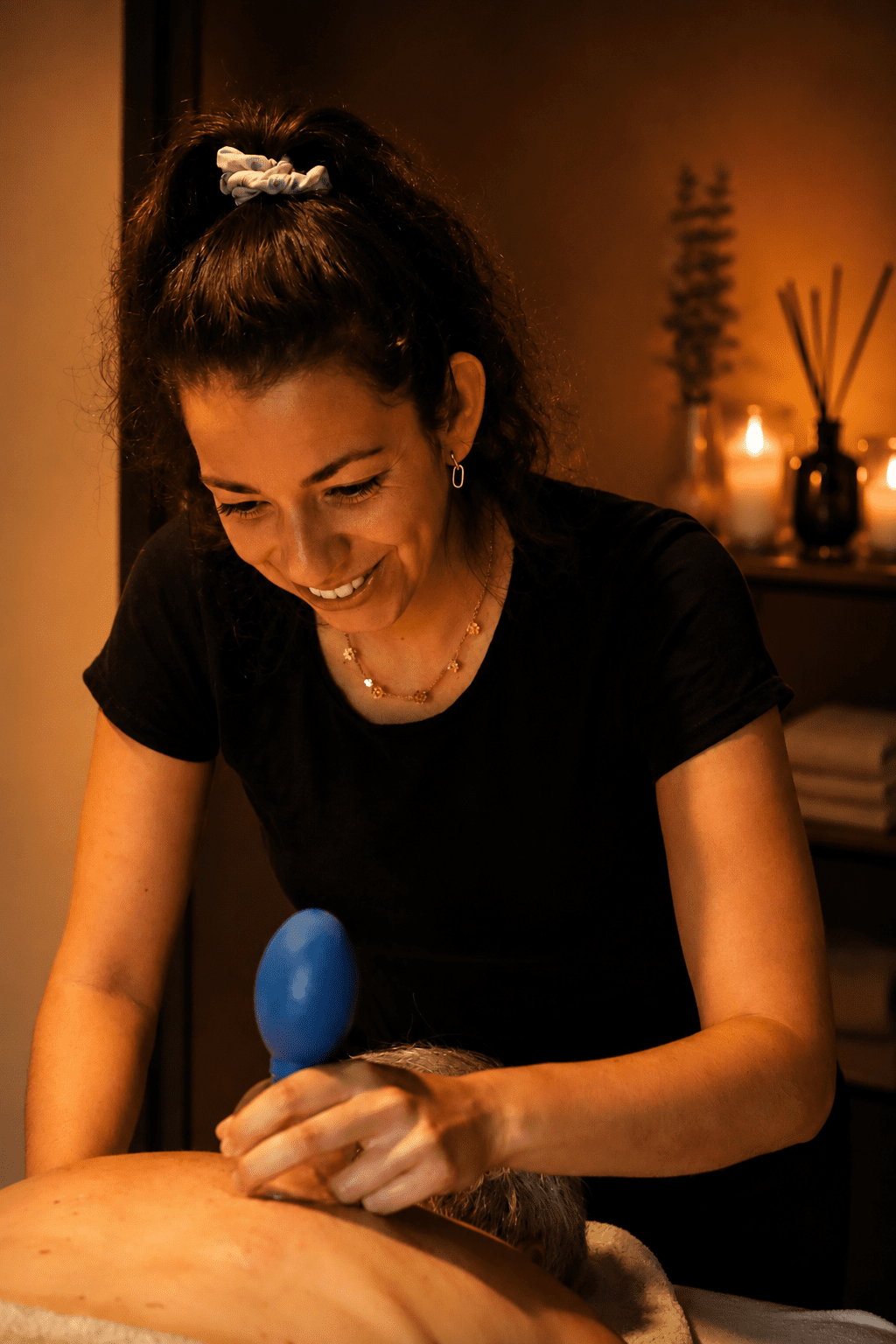 Massagepraktijk Venlo (7) Andjella van Massagepraktijk Venlo geeft een cupping behandeling